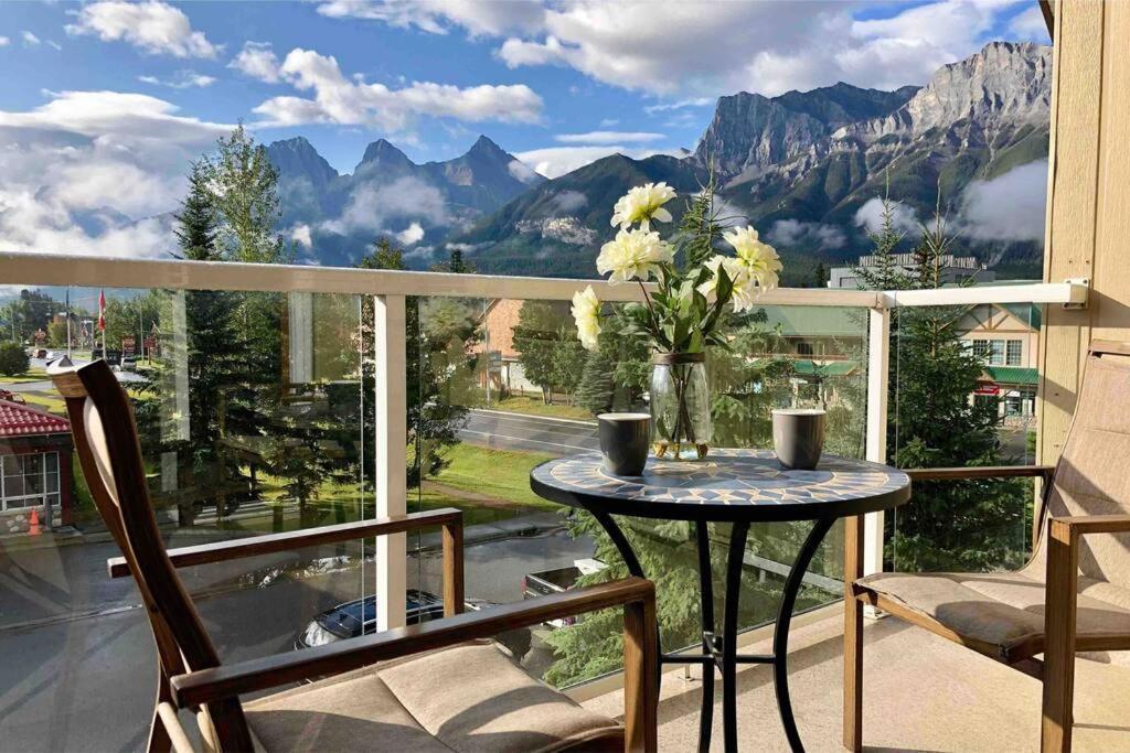 Апартаменты Parkland301 Sunlit 2,000 Ft² Penthouse With Mtn View Канмор Экстерьер фото